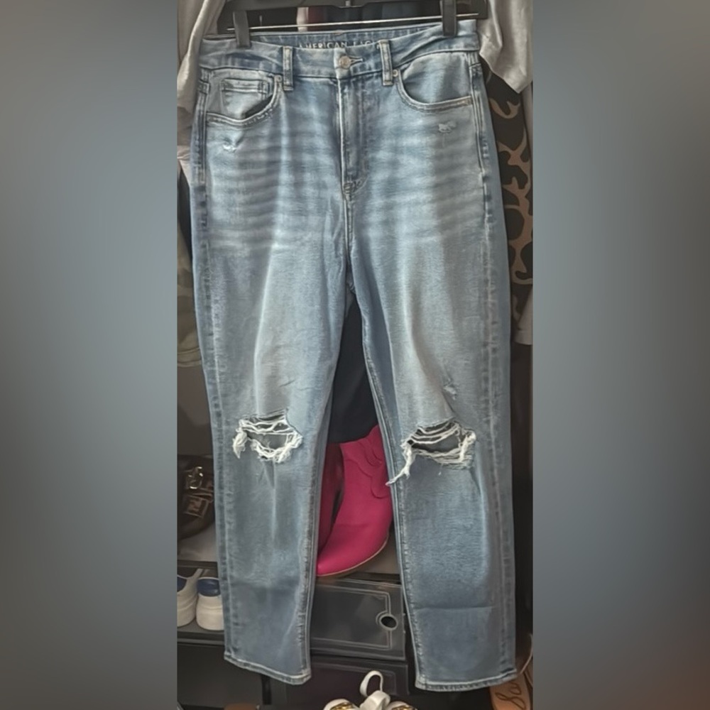 American Eagle Light Blue Distressed Curvy Mom Jeans size 6. Great Condition 😍